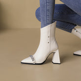 Noor Stiefeletten mit spitzer Zehenpartie und Strass