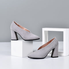 Rachael Pumps mit V-Ausschnitt und hohem Blockabsatz