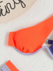 Einschultriger Bikini-Badeanzug in passenden Farben