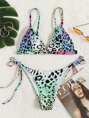 Traje de baño de bikini con tiras y estampado de leopardo