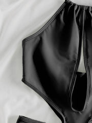 Traje de baño de una pieza sexy con cortes en color sólido
