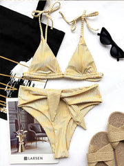 Traje de baño de bikini con tiras a rayas