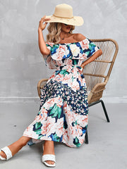 Vestido estampado sin tirantes con volantes y cintura ceñida