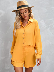 Einfarbiger Anzug mit langärmeligem Hemd und Shorts