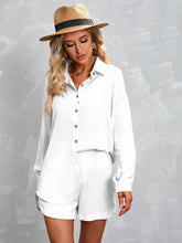 Einfarbiger Anzug mit langärmeligem Hemd und Shorts