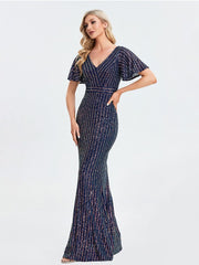 Elegantes kurzärmliges Abendkleid mit Pailletten und Streifen