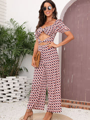 Mono con cortes y costuras florales