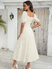 Kleid mit Blumenmuster und Schlitz