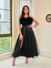 Abendkleid aus Gaze mit Feder-Neckholder