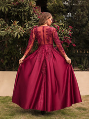 Besticktes Abendkleid mit langen Ärmeln