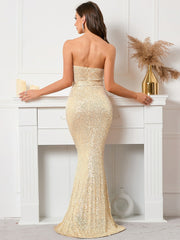 Trägerloses Abendkleid mit Pailletten und Gürtel