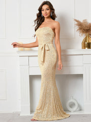 Trägerloses Abendkleid mit Pailletten und Gürtel