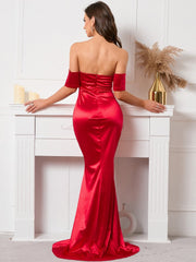 Trägerloses, einzeiliges, schulterlanges Abendkleid aus Satin