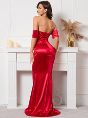 Trägerloses, einzeiliges, schulterlanges Abendkleid aus Satin