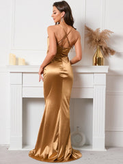 Rückenfreies Abendkleid aus Satin mit schwingendem Ausschnitt