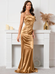 Rückenfreies Abendkleid aus Satin mit schwingendem Ausschnitt