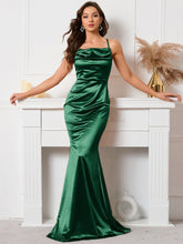 Rückenfreies Abendkleid aus Satin mit schwingendem Ausschnitt