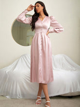 Elegantes, langärmliges, schmal geschnittenes Ballkleid mit Schlitz