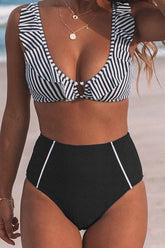 Gestreifter zweiteiliger Badeanzug