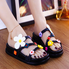 Sandalias con decoración de mariquitas y flores