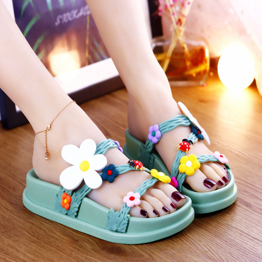 Sandalias con decoración de mariquitas y flores
