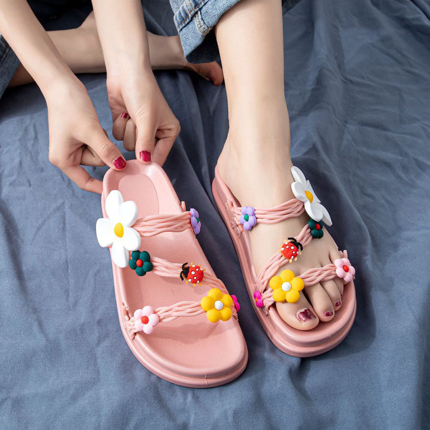 Sandalias con decoración de mariquitas y flores