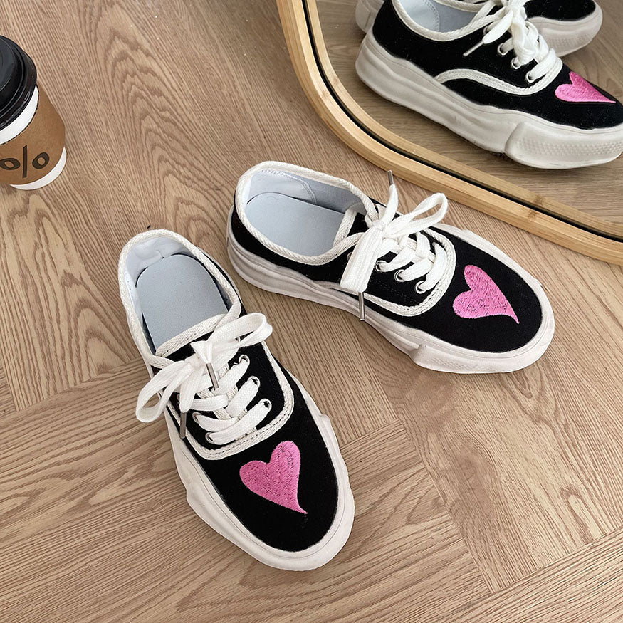 Canvas-Sneakers mit Herzmuster-Stickerei