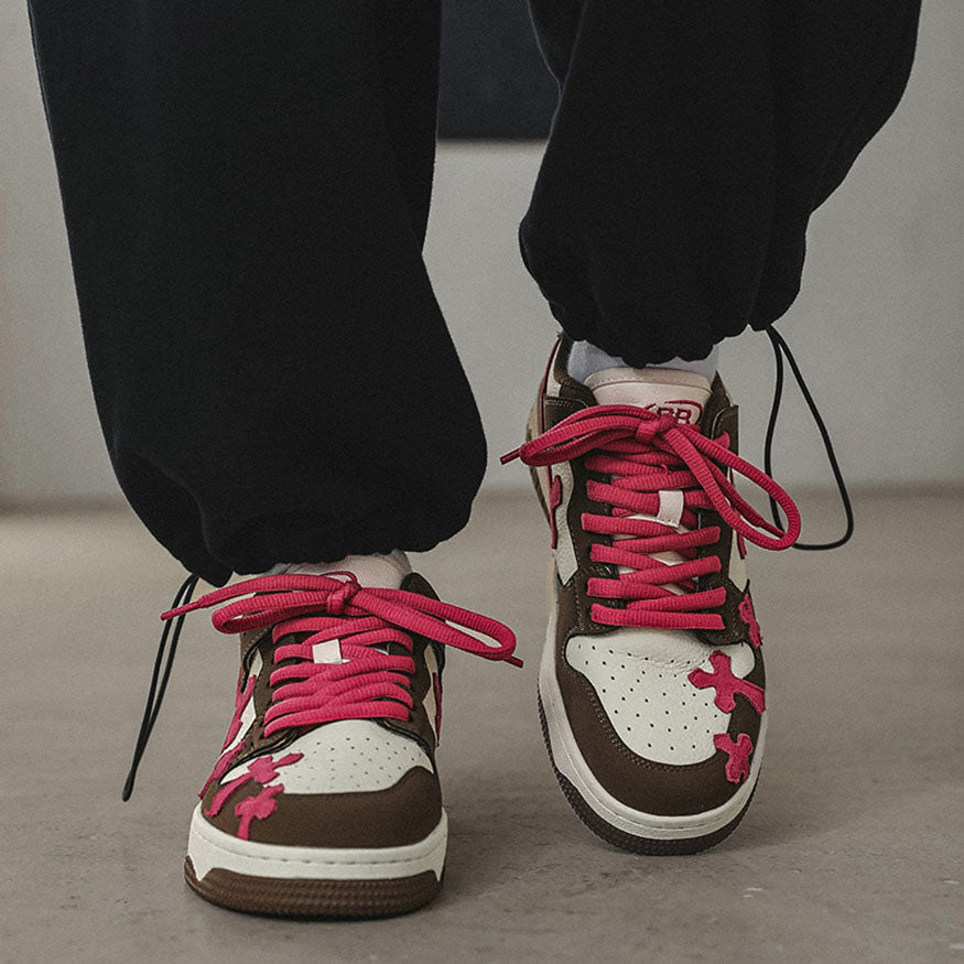 Skateschuhe mit Kreuzmuster und Kontrastfarbe