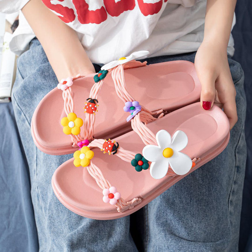 Sandalias con decoración de mariquitas y flores