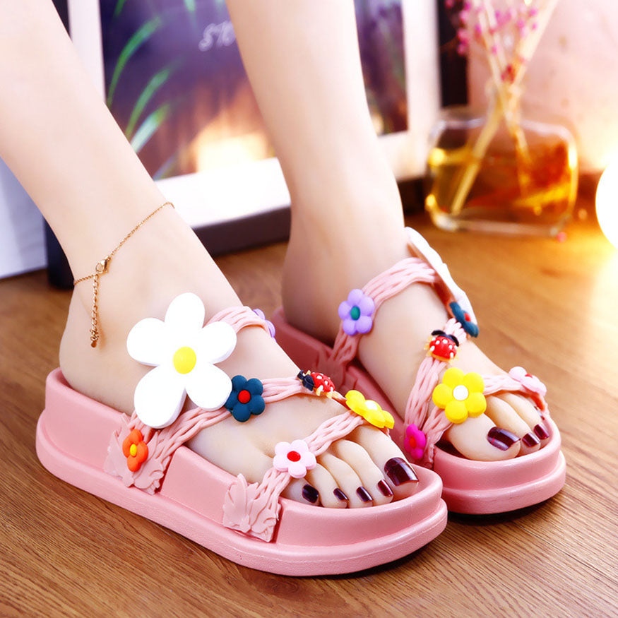 Sandalias con decoración de mariquitas y flores