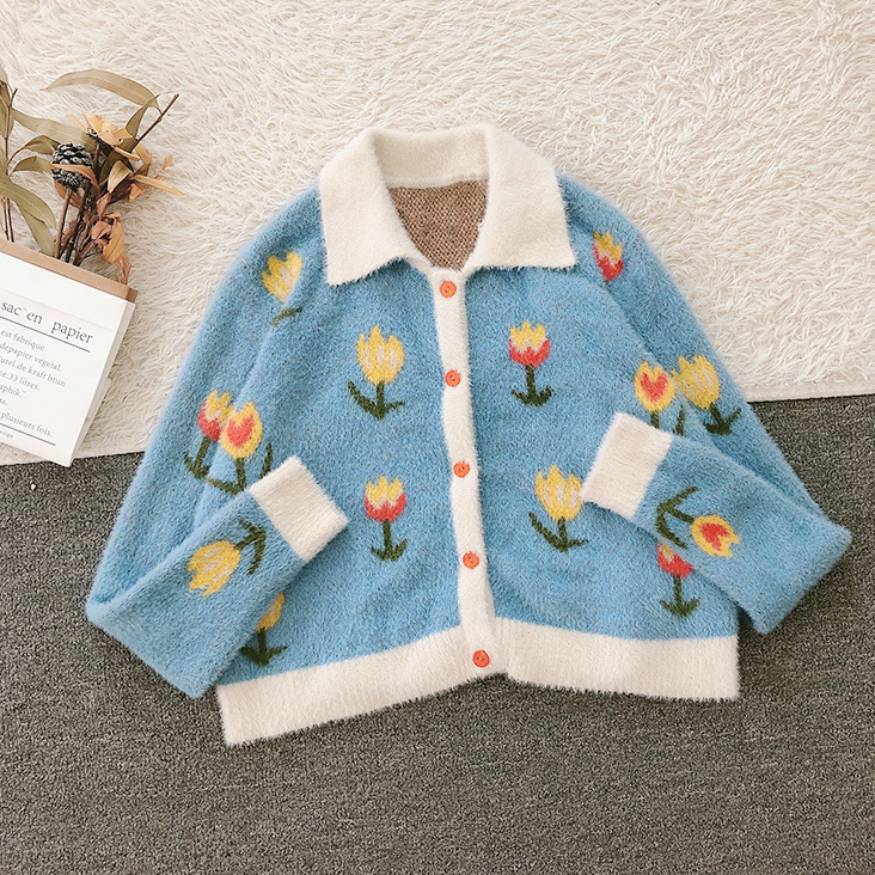 Strickjacke mit Tulpenmuster und Knopfleiste