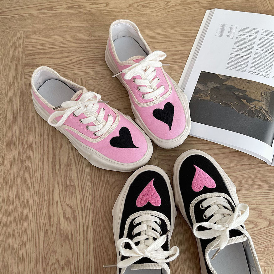 Canvas-Sneakers mit Herzmuster-Stickerei