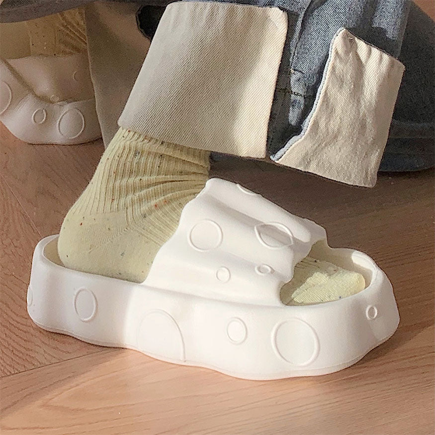 Lindas sandalias de plataforma con forma de queso