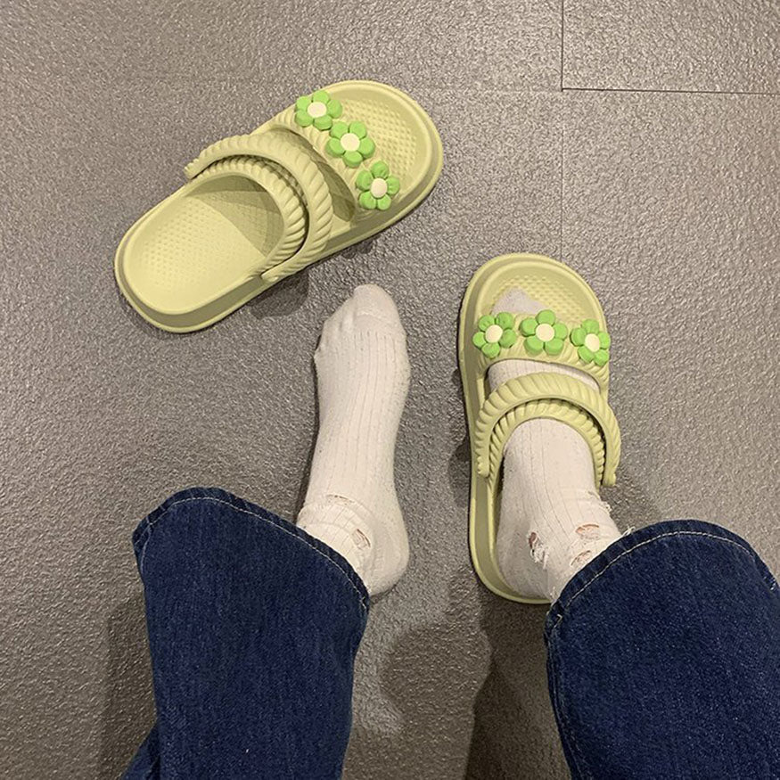 Sandalias con doble tira y decoración floral