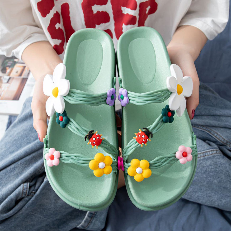 Sandalias con decoración de mariquitas y flores