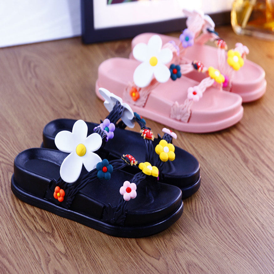 Sandalias con decoración de mariquitas y flores