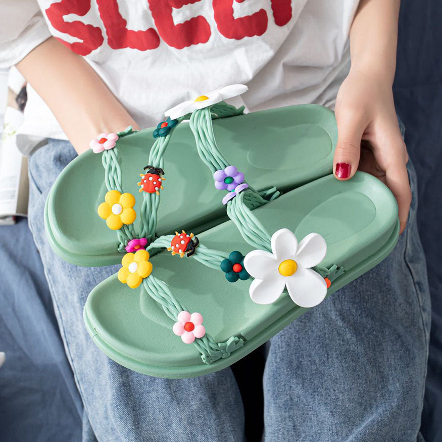Sandalias con decoración de mariquitas y flores