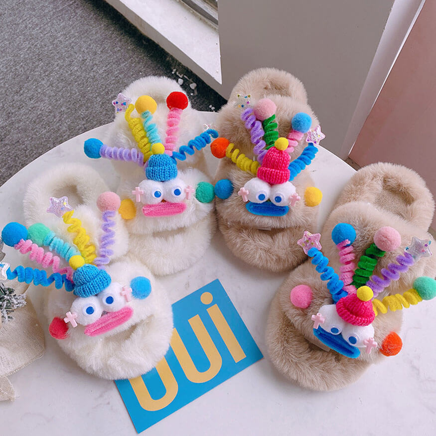Lindas pantuflas esponjosas con forma de payaso