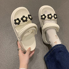 Sandalias con doble tira y decoración floral