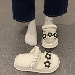 Sandalias con doble tira y decoración floral
