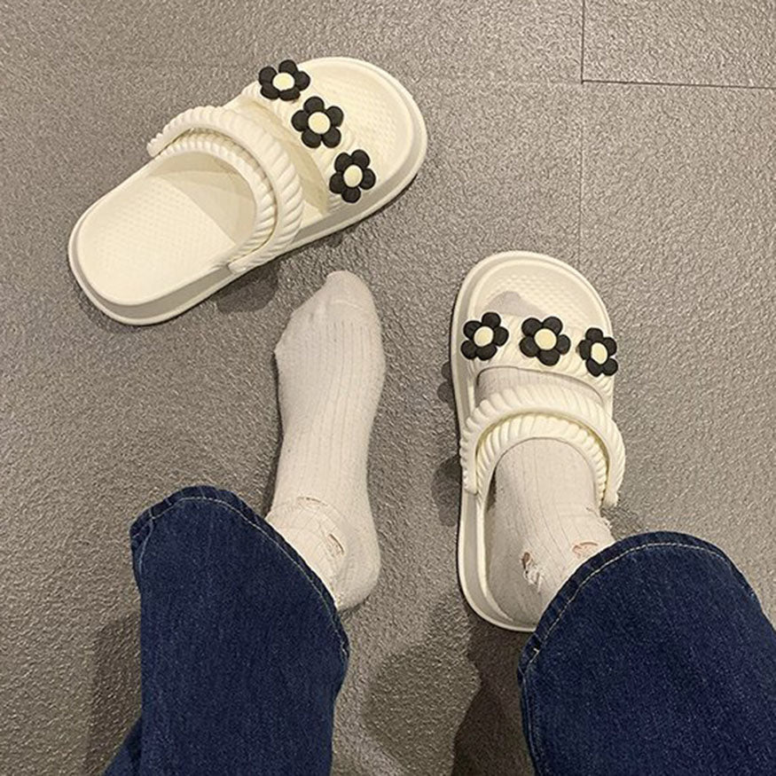 Sandalias con doble tira y decoración floral