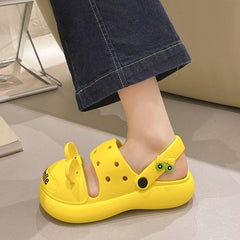 Lindas pantuflas de plataforma con forma de rana