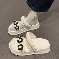 Sandalias con doble tira y decoración floral