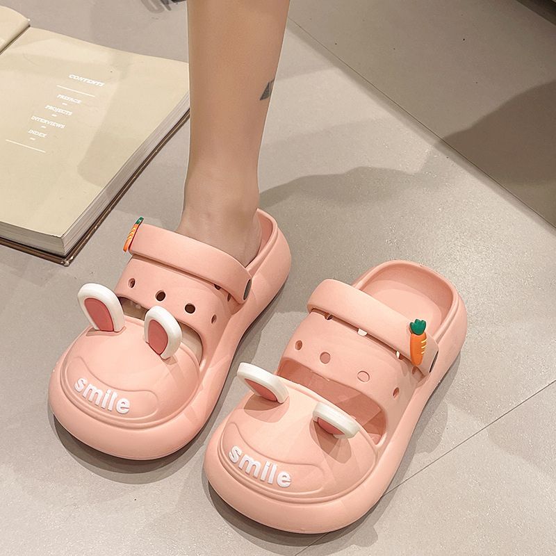 Lindas pantuflas de plataforma con forma de rana