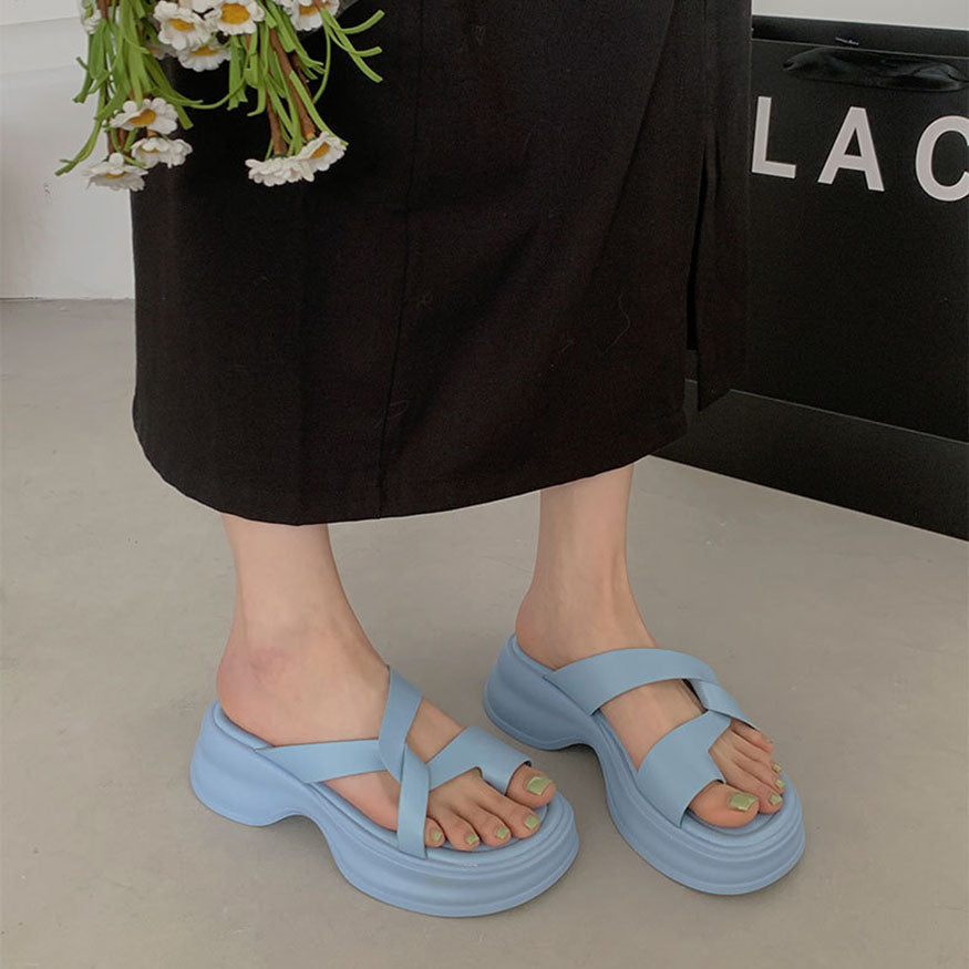 Sandalias elegantes y sencillas con giro