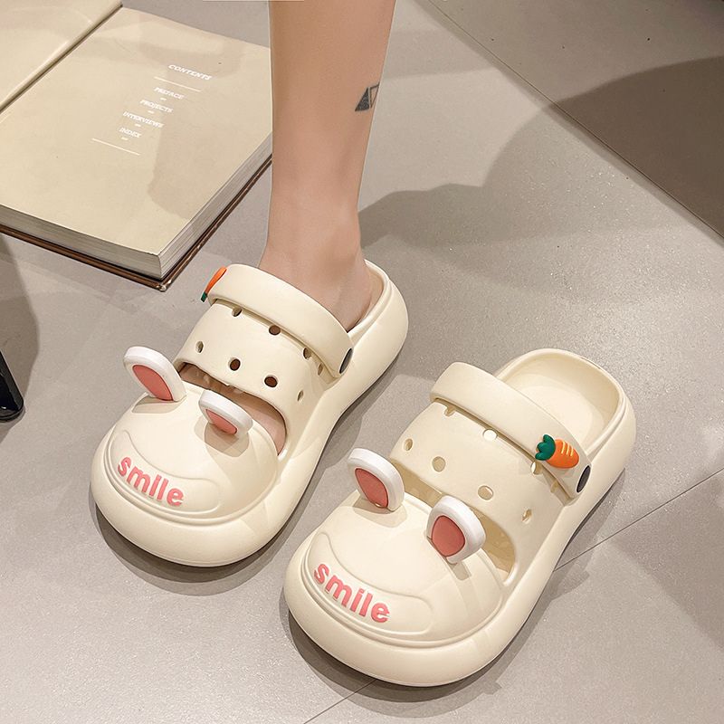 Lindas pantuflas de plataforma con forma de rana