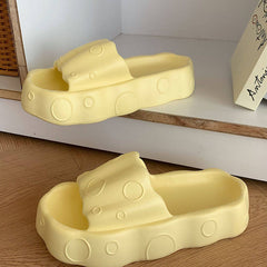 Lindas sandalias de plataforma con forma de queso