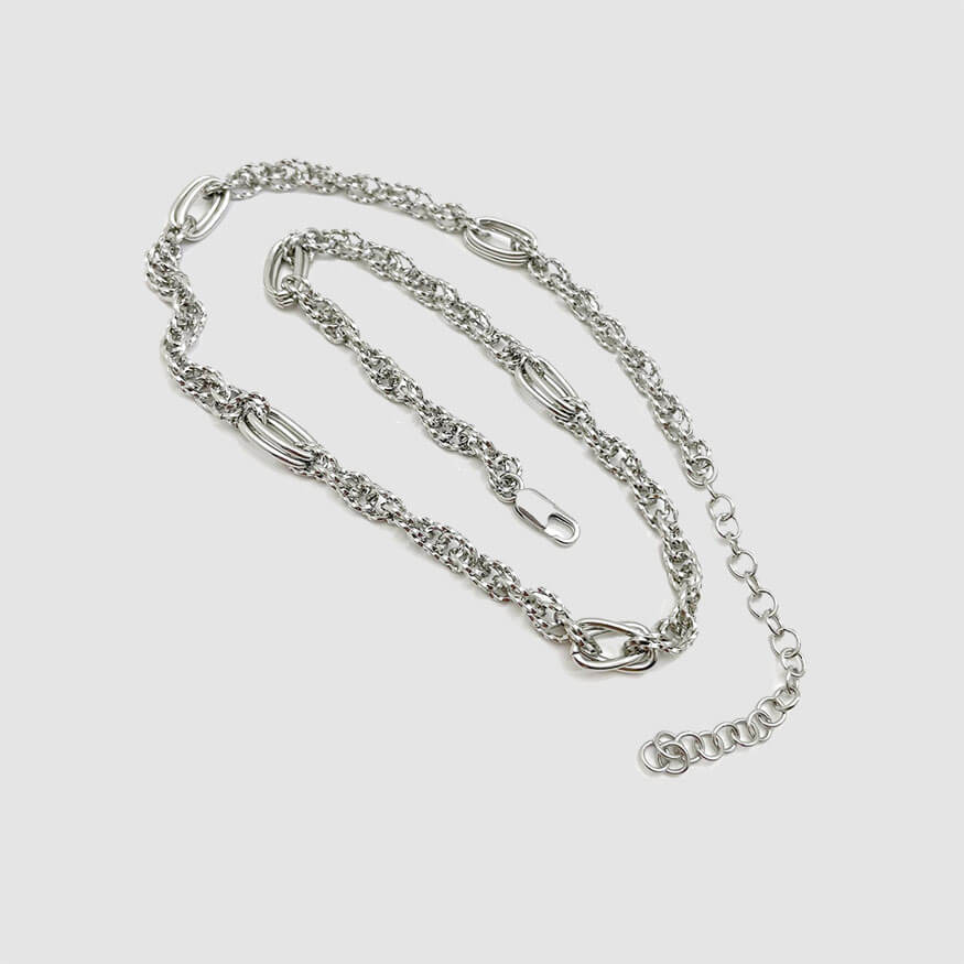 Collar con giro geométrico irregular