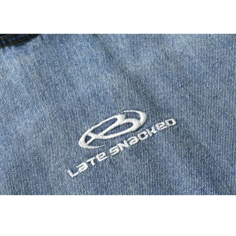 Sudadera con capucha vintage desgastada y estilo urbano