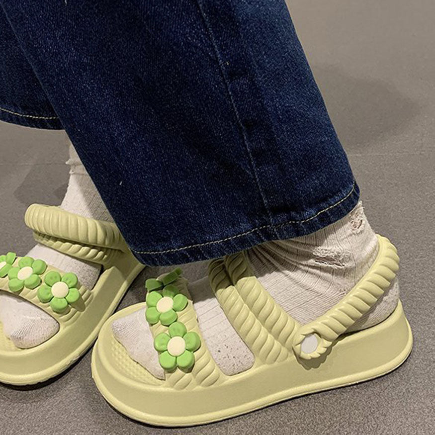Sandalias con doble tira y decoración floral